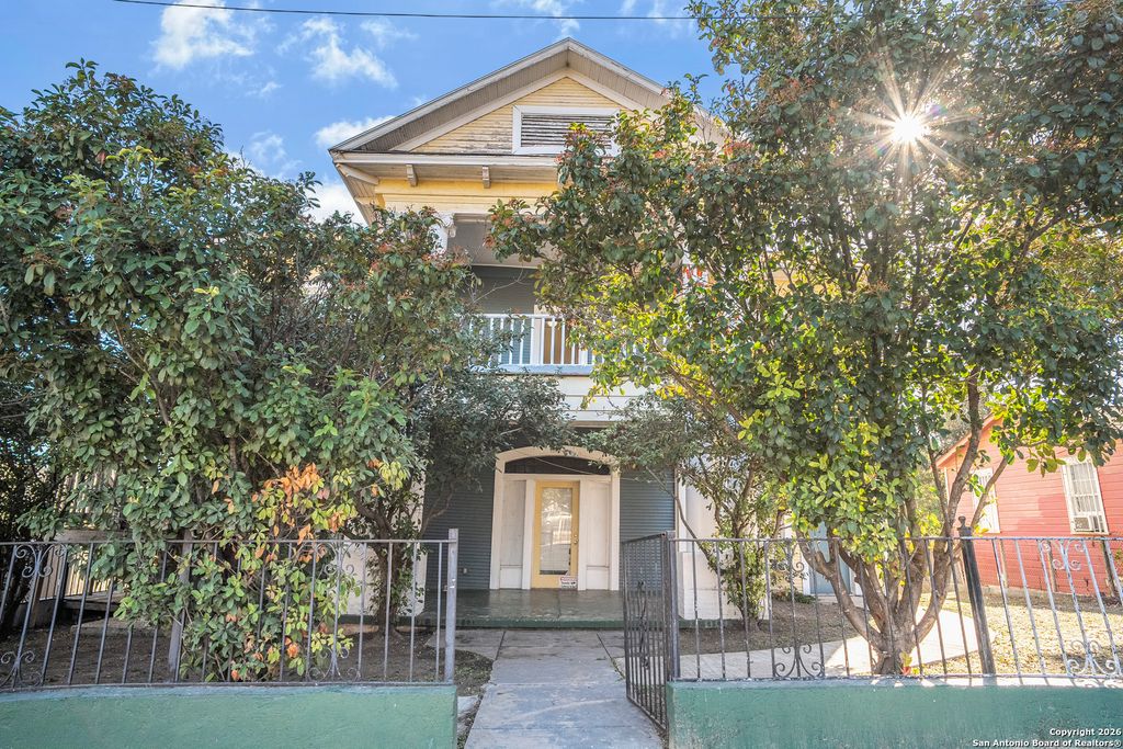 Photo of 1110 W ASHBY PL, San Antonio, TX 78201 (MLS # 1932803)