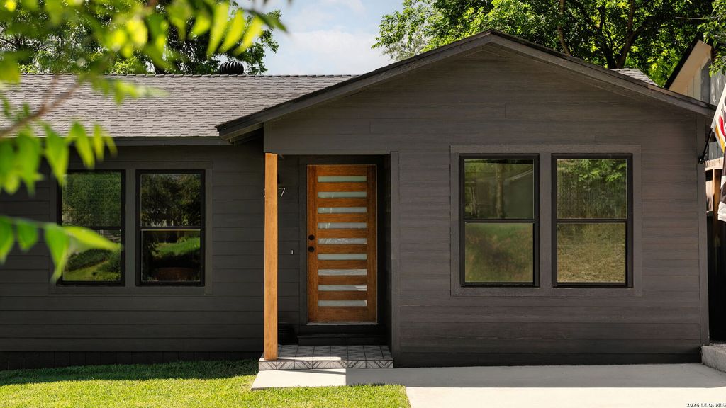 Photo of 337 W MERRIWEATHER ST, New Braunfels, TX 78130 (MLS # 1967354)