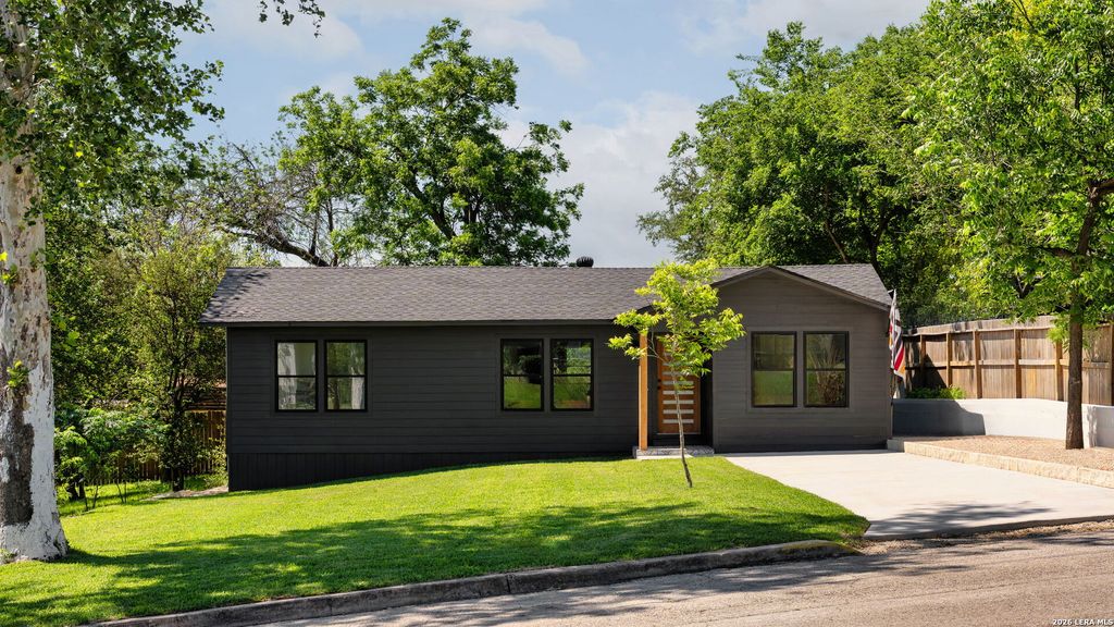 Photo of 337 W MERRIWEATHER ST, New Braunfels, TX 78130 (MLS # 1967354)