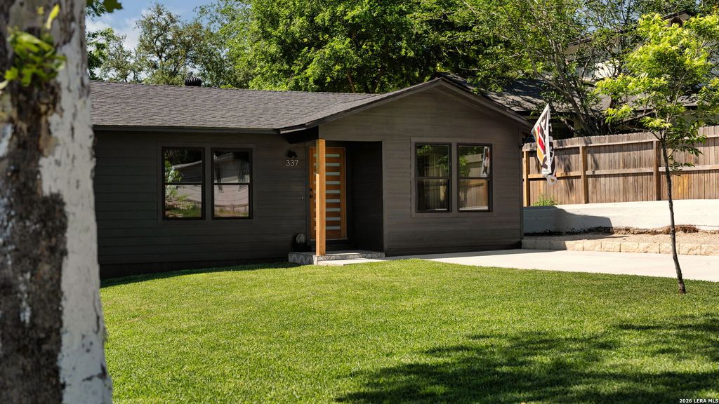Photo of 337 W MERRIWEATHER ST, New Braunfels, TX 78130 (MLS # 1967354)