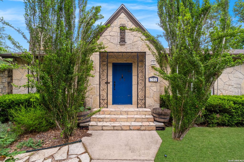 Photo of 454 Paseo Encinal, Olmos Park, TX 78212 (MLS # 1942282)