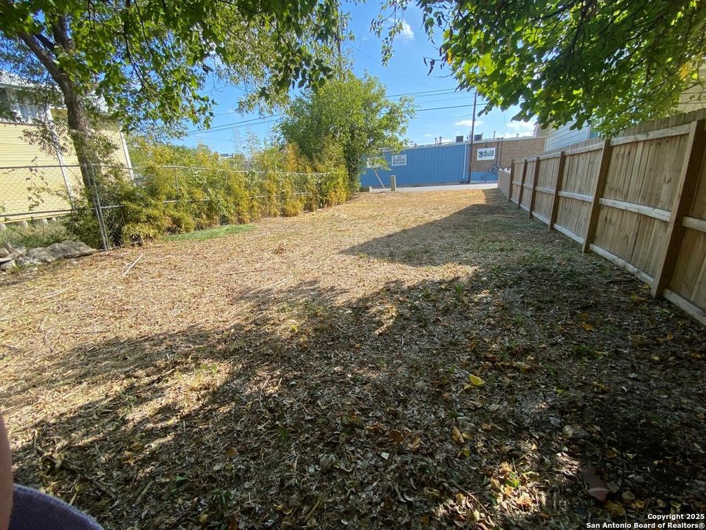 Photo of 423 N Hackberry St, San Antonio, TX 78202 (MLS # 1868701)