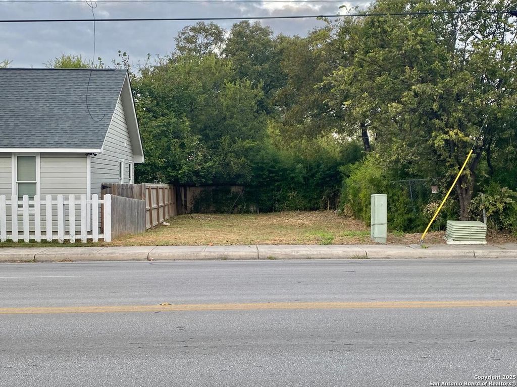Photo of 423 N Hackberry St, San Antonio, TX 78202 (MLS # 1868701)