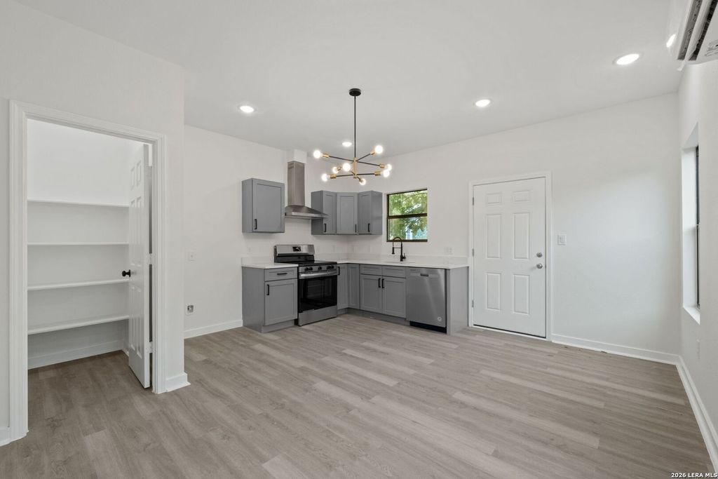 Photo of 627 S Olive St 202 #202, San Antonio, TX 78203 (MLS # 1941020)