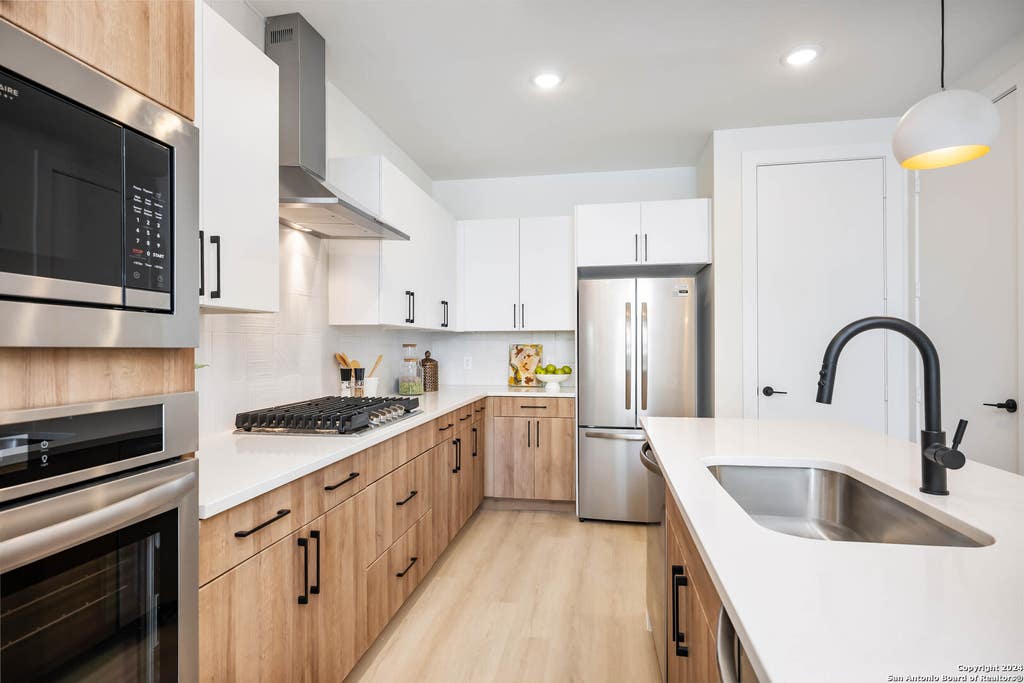 Photo of 719 E Locust St 2106 #2106, San Antonio, TX 78212 (MLS # 1864846)