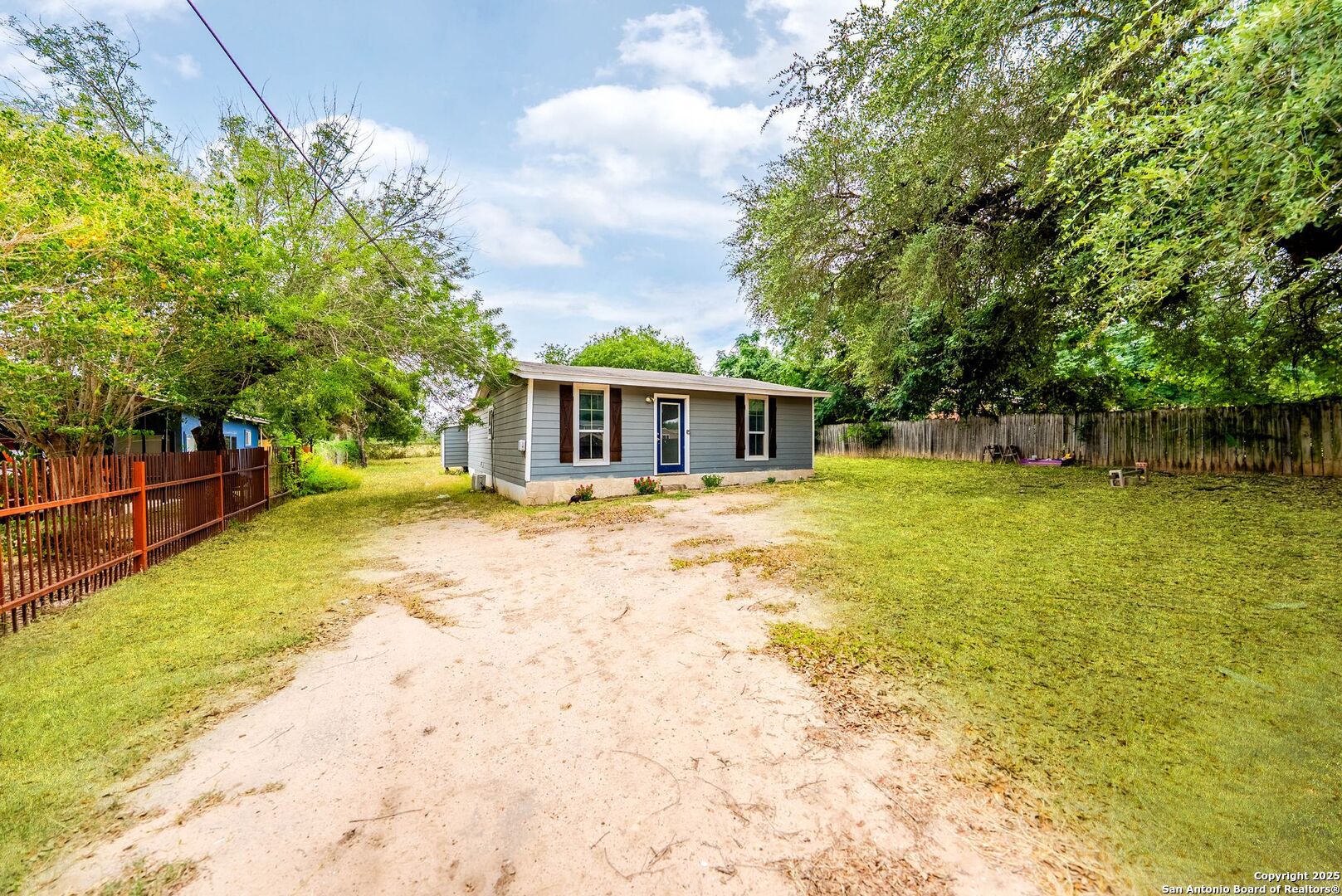 2438 Royal Oaks