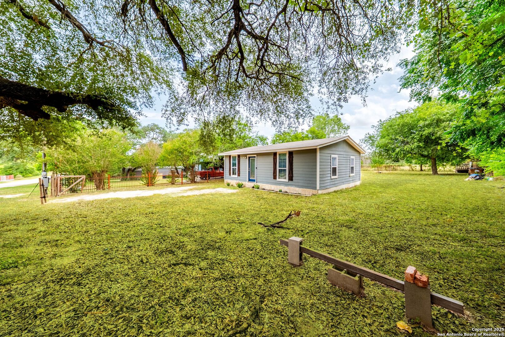 2438 Royal Oaks