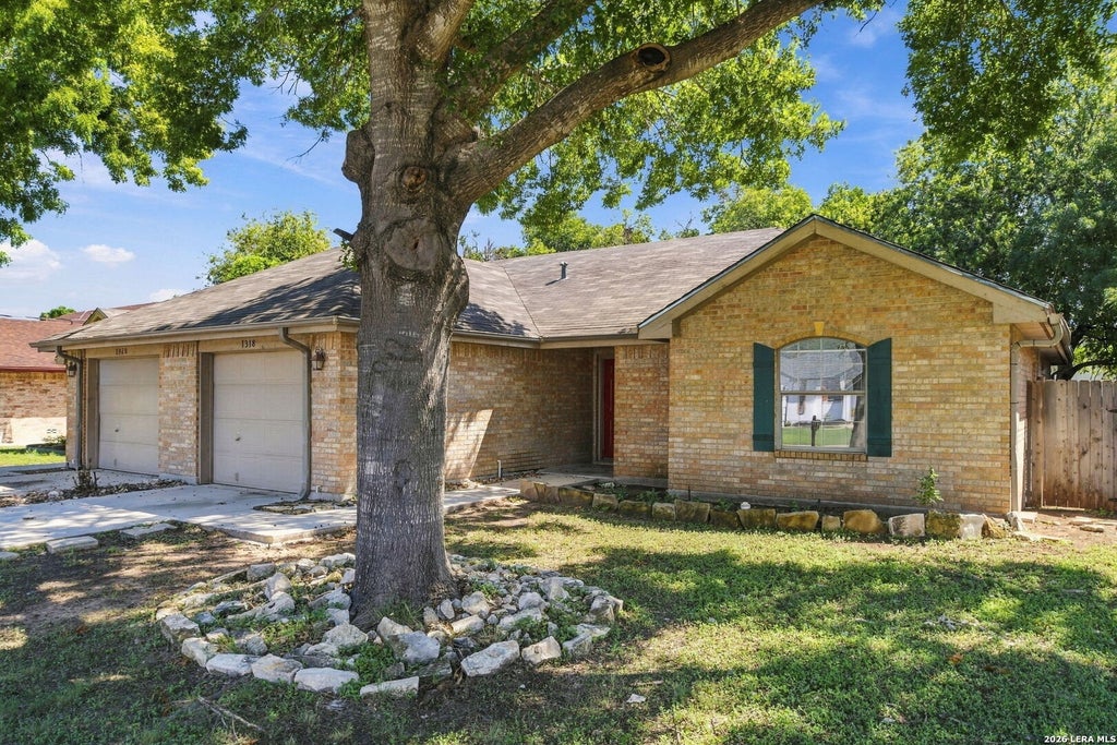 Photo of 1318 SUMMERWOOD DR, New Braunfels, TX 78130 (MLS # 2022922)