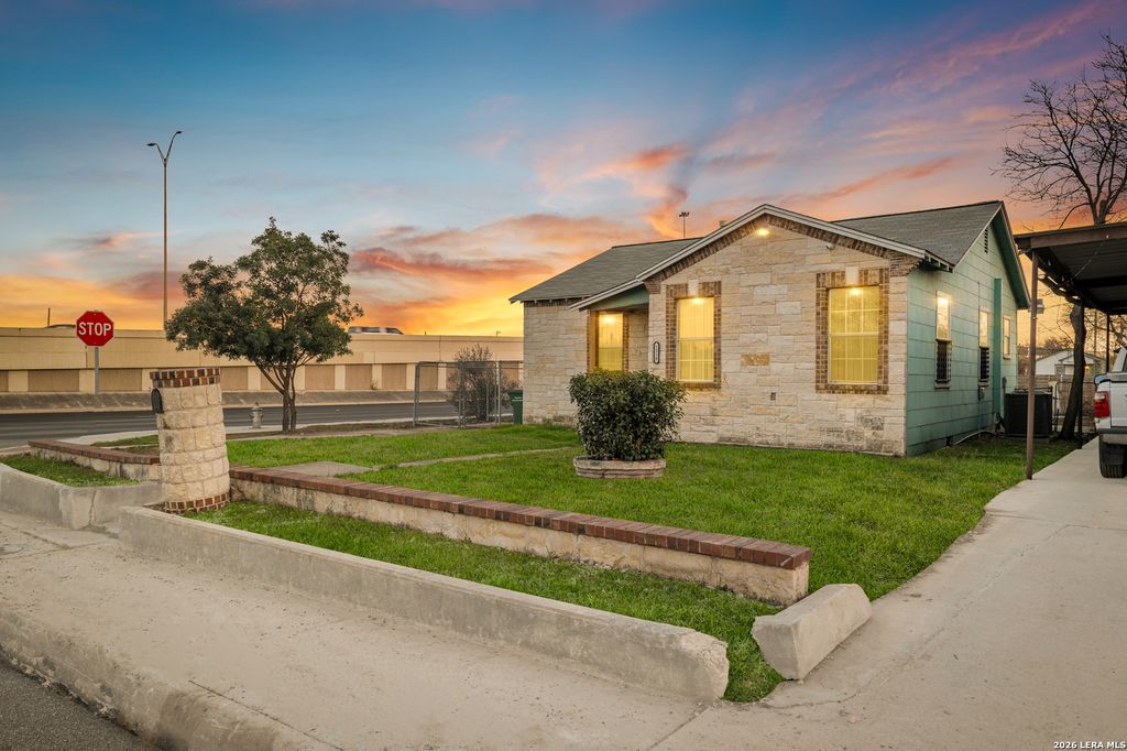 Photo of 1318 San Francisco, San Antonio, TX 78201 (MLS # 1943910)