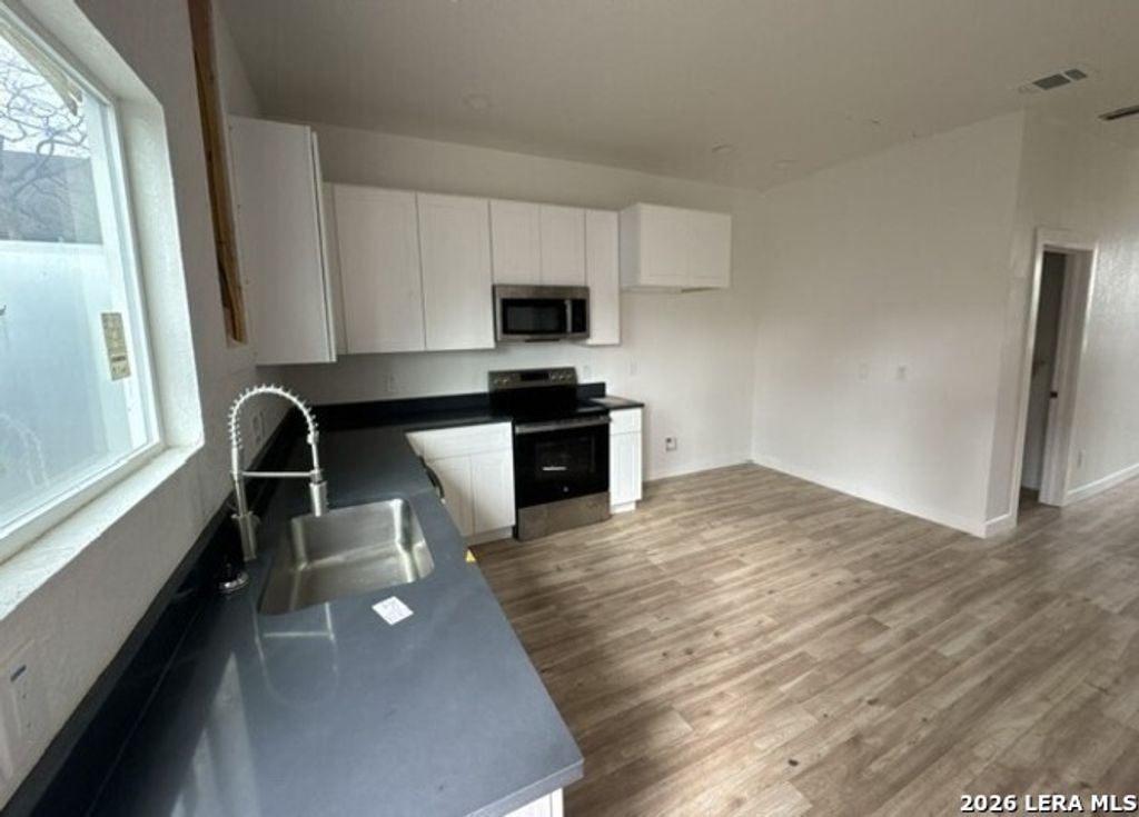 Photo of 2402 W Martin St, San Antonio, TX 78207 (MLS # 1937115)