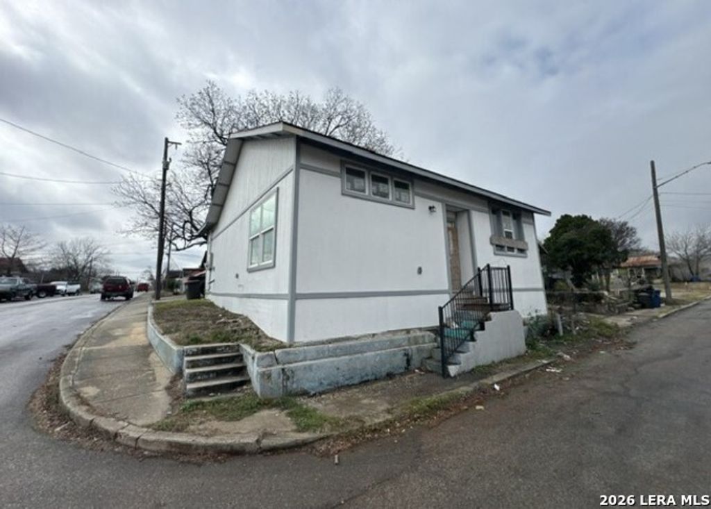 Photo of 2402 W Martin St, San Antonio, TX 78207 (MLS # 1937115)
