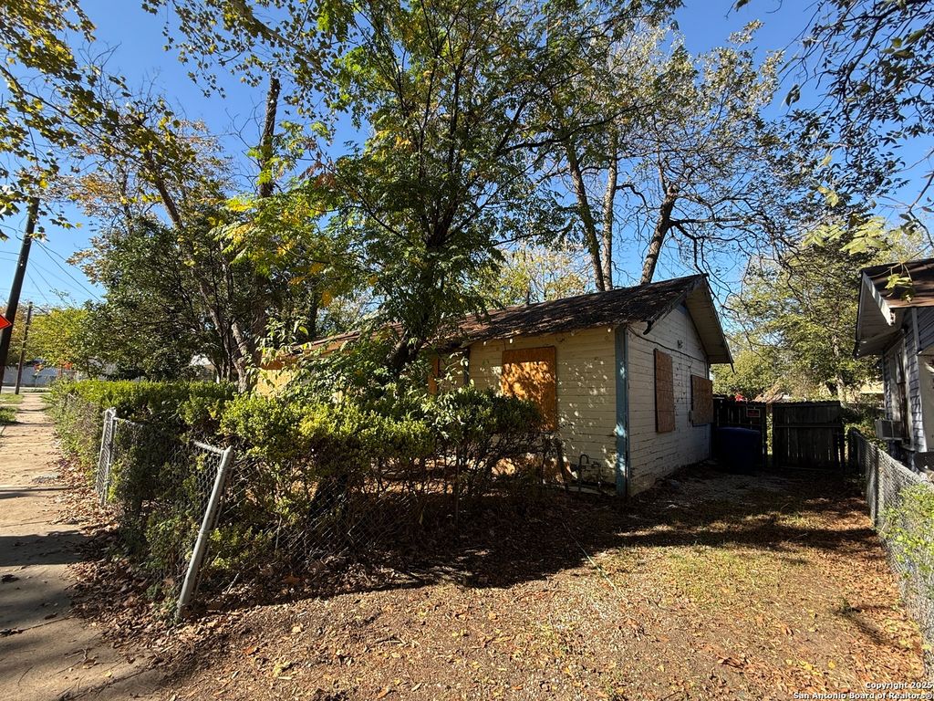 Photo of 1033 Saldana, San Antonio, TX 78225 (MLS # 1953341)
