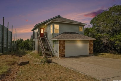 700 OAKLEAF DR Canyon Lake TX 78133
