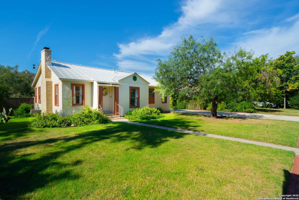 Photo of 128 E Elmview Pl, Alamo Heights, TX 78209 (MLS # 1934939)