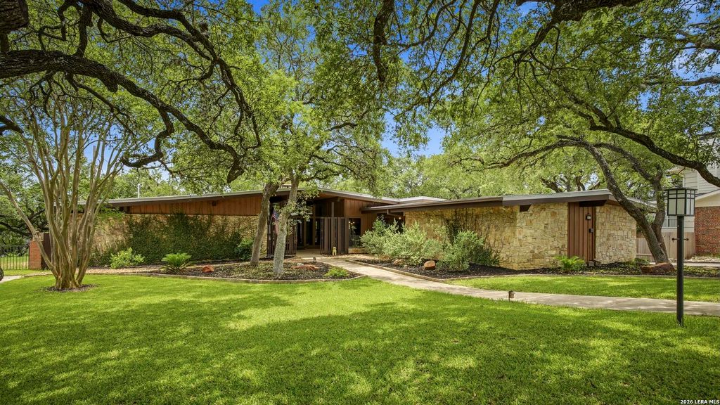 Photo of 42 RIDGE DR, New Braunfels, TX 78130 (MLS # 1970762)