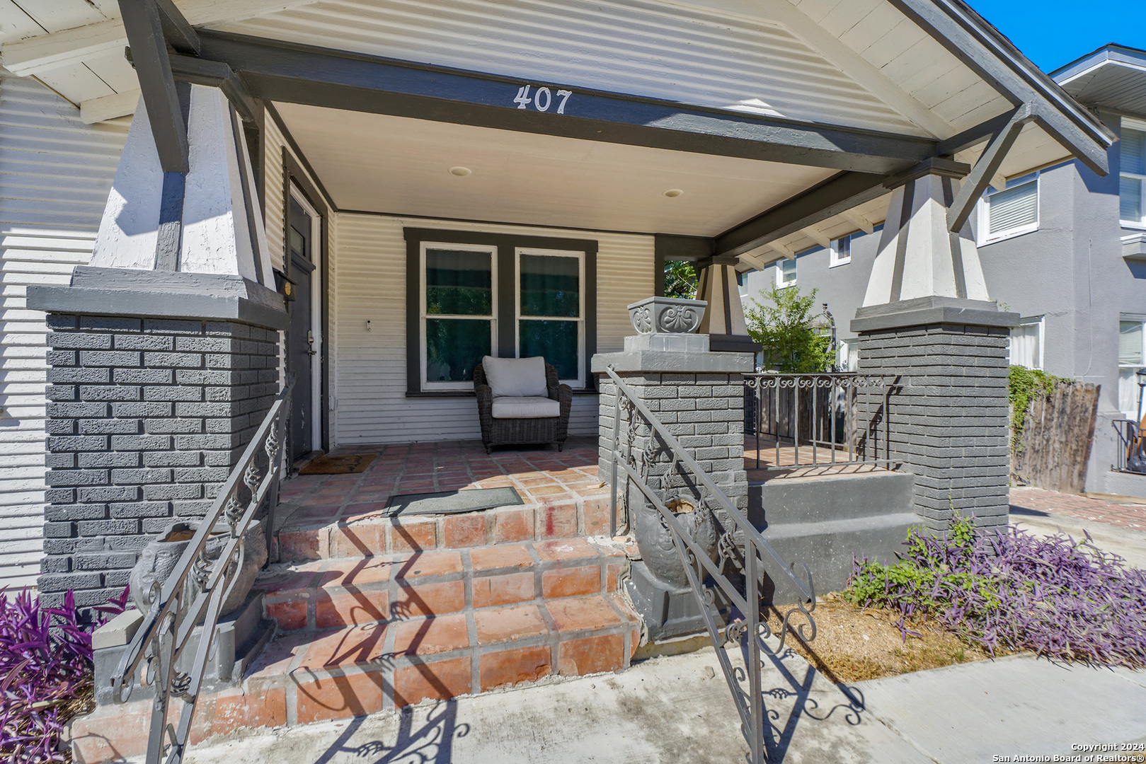 407 E COURTLAND PL