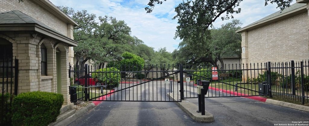 Photo of 8415 Fredericksburg 401 #401, San Antonio, TX 78229 (MLS # 1929160)