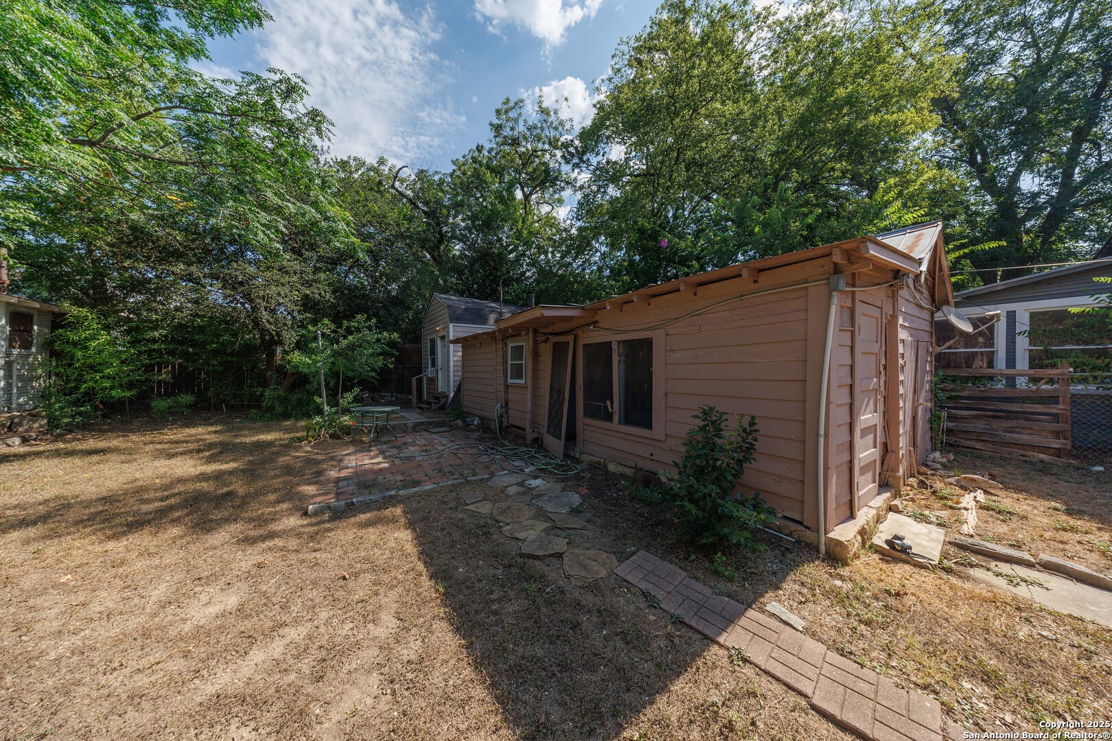 415 E Woodlawn