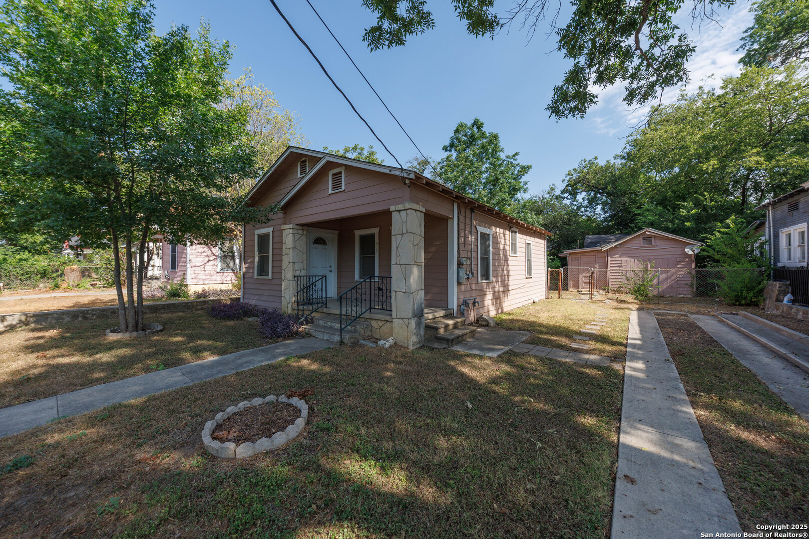 415 E Woodlawn