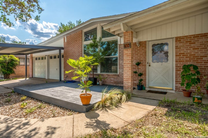 Photo 1 of 32 — 437 E LINDBERGH BLVD, Universal City, TX 78148
