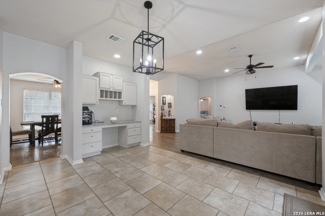 653 LAKE VALLEY DR