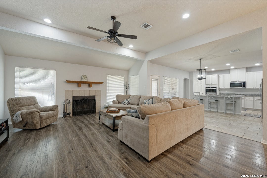 653 LAKE VALLEY DR