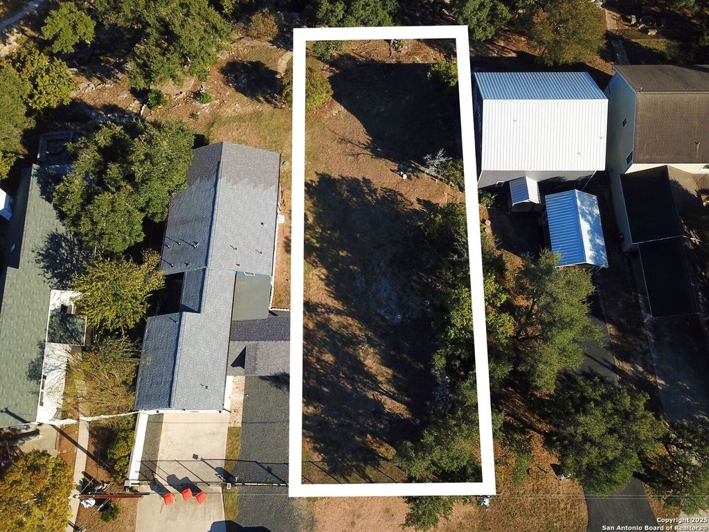 Photo of 864 Lakebreeze Dr, Canyon Lake, TX 78133 (MLS # 1922199)