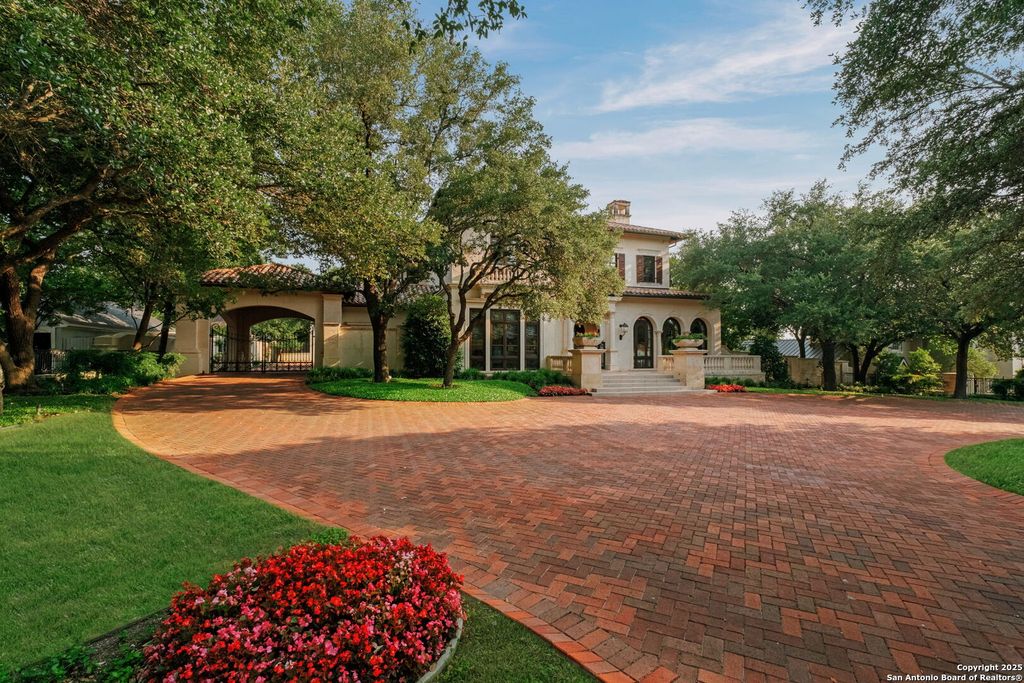 Photo of 200 GENESEO RD, Terrell Hills, TX 78209 (MLS # 1833438)