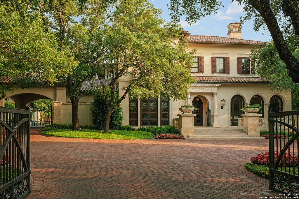 Photo of 200 GENESEO RD, Terrell Hills, TX 78209 (MLS # 1833438)