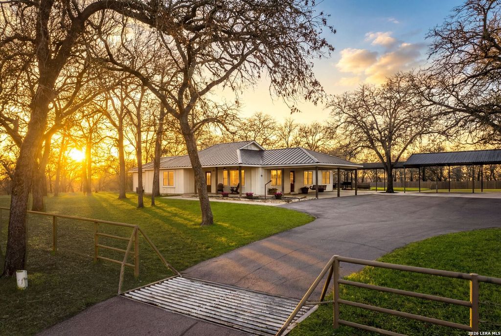 Photo of 188 Oak Hill Rd, La Vernia, TX 78121 (MLS # 1944579)