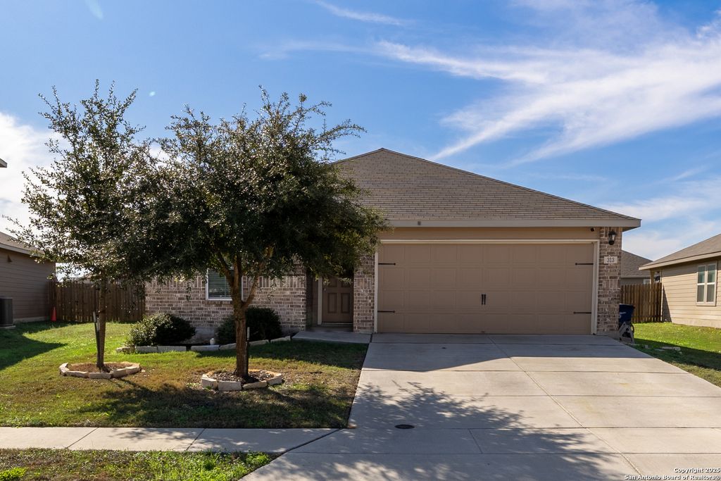 Photo of 313 Northshore Trail, New Braunfels, TX 78130 (MLS # 1927306)