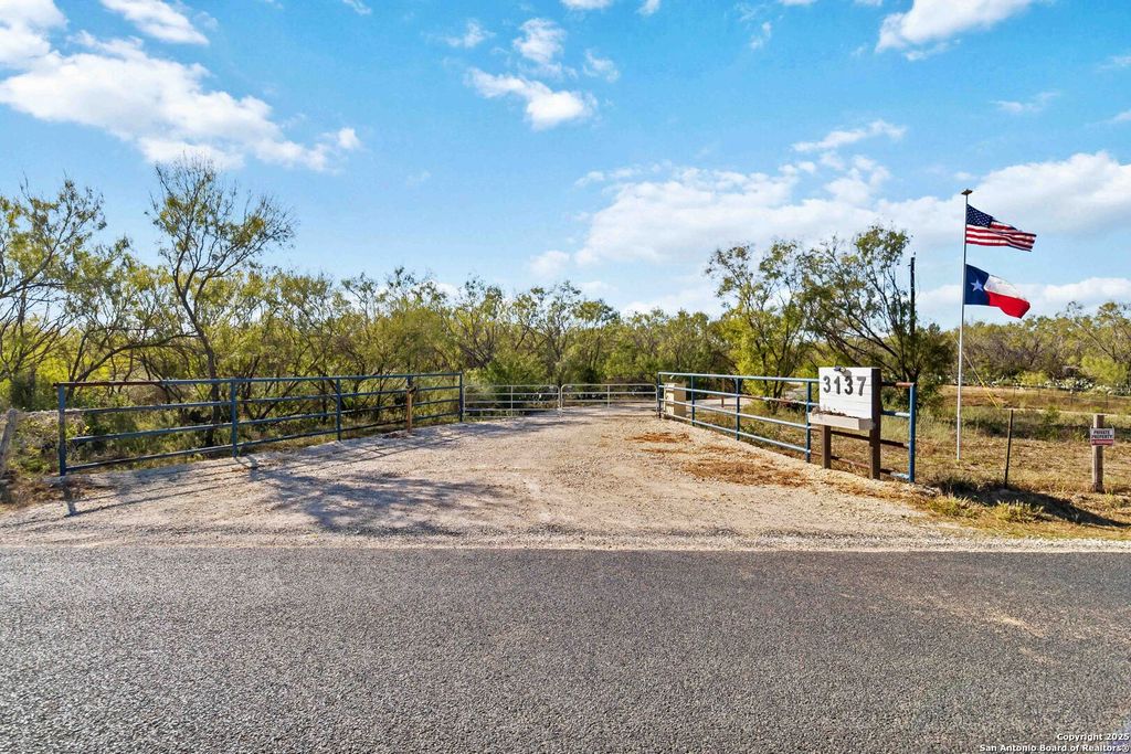 Photo of 3137 County Road 5710, Devine, TX 78016 (MLS # 1921446)