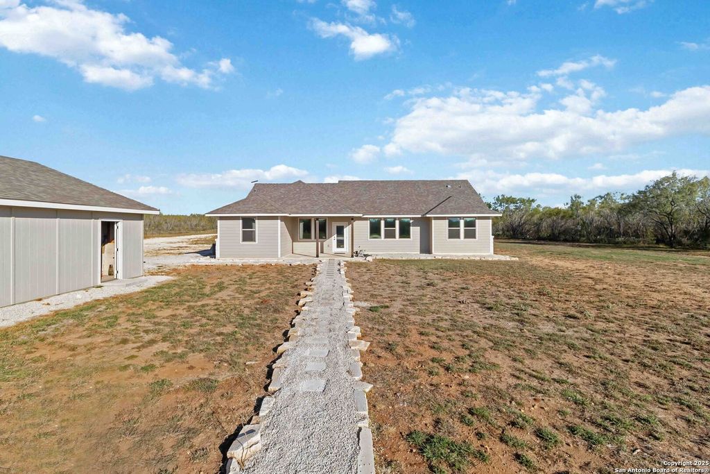 Photo of 3137 County Road 5710, Devine, TX 78016 (MLS # 1921446)