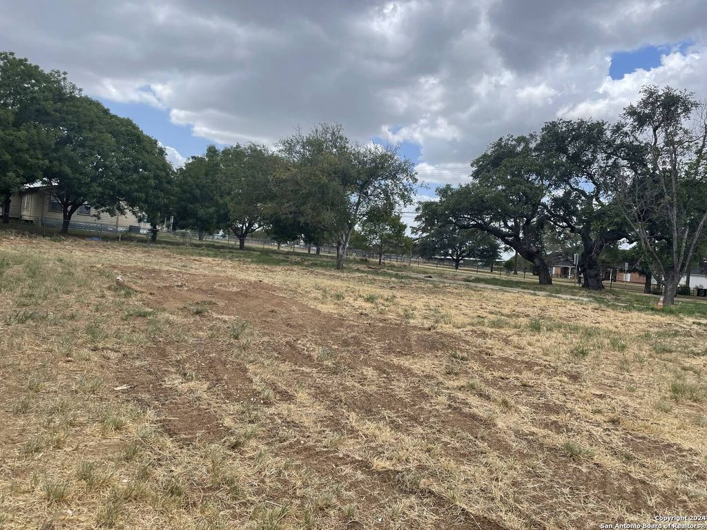 Photo of 1405 W Goodwin, Pleasanton, TX 78064 (MLS # 1909211)