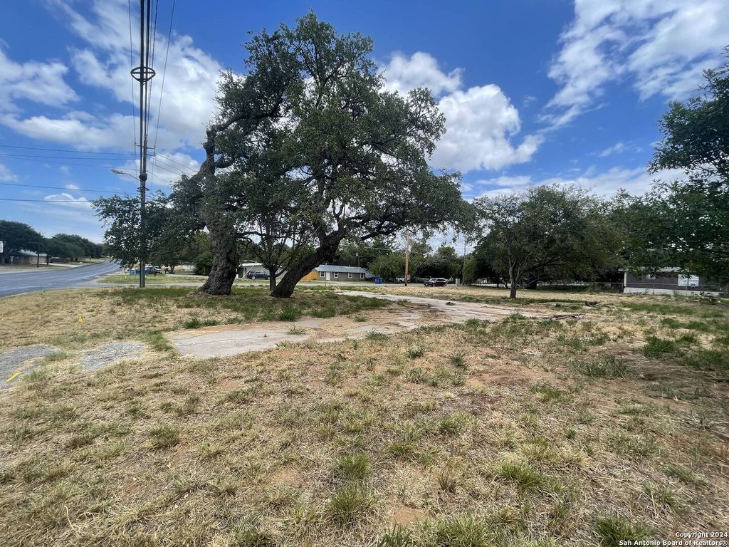 Photo of 1405 W Goodwin, Pleasanton, TX 78064 (MLS # 1909211)