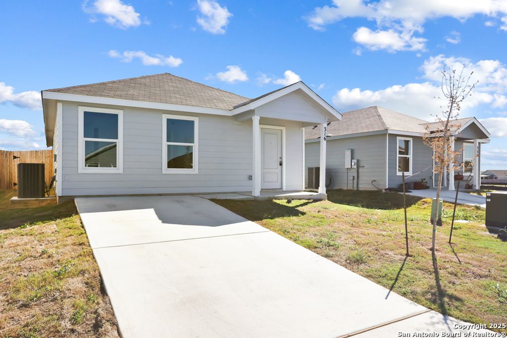 Photo of 316 Alligator Creek, Seguin, TX 78155 (MLS # 1920089)