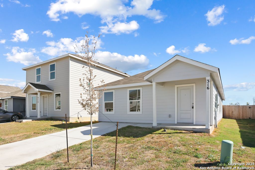 Photo of 316 Alligator Creek, Seguin, TX 78155 (MLS # 1920089)