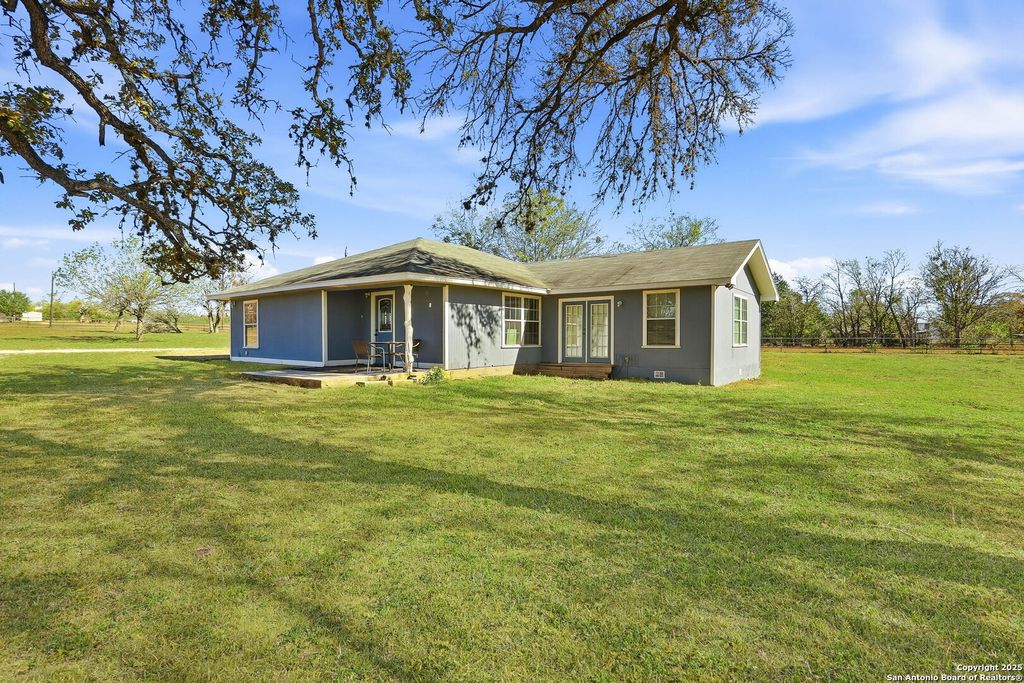 Photo of 100 Meadow Lake, Seguin, TX 78155 (MLS # 1928661)