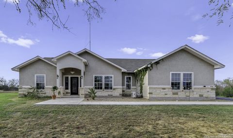 105 Hidden Haven Floresville TX 78114