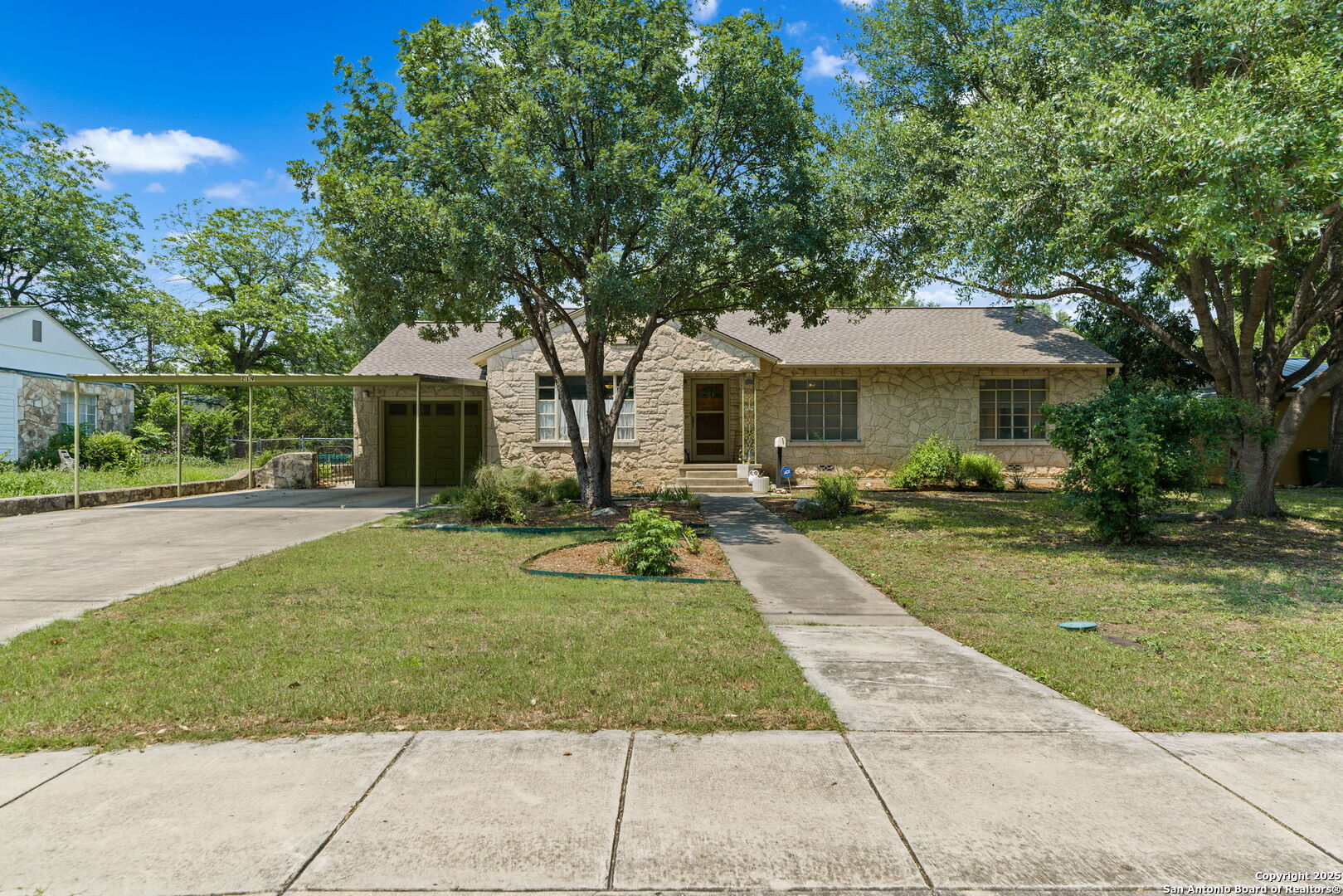 219 E Sunshine Dr