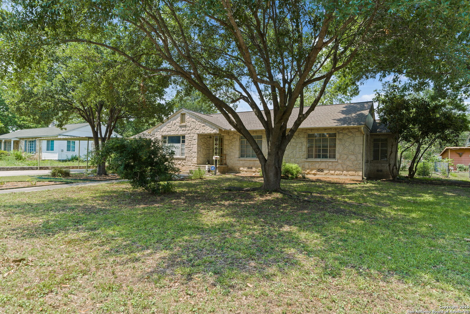 219 E Sunshine Dr