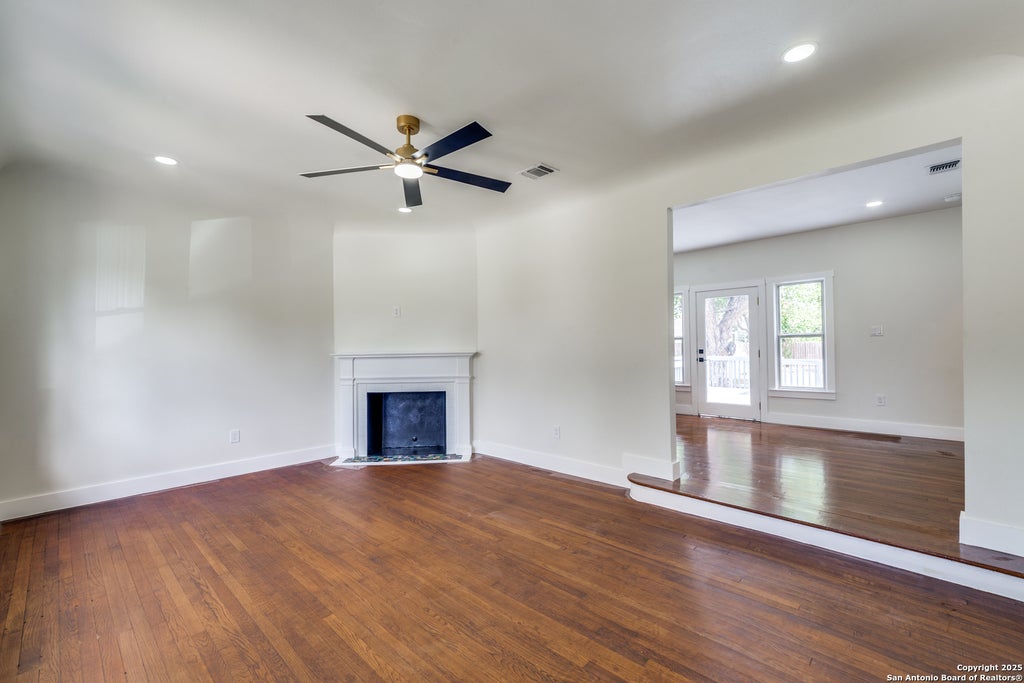 Photo of 2007 W Mistletoe Ave, San Antonio, TX 78201 (MLS # 2008874)