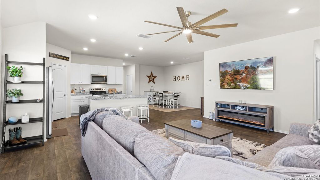 Photo of 424 Chaco Loop, Seguin, TX 78155 (MLS # 1922885)