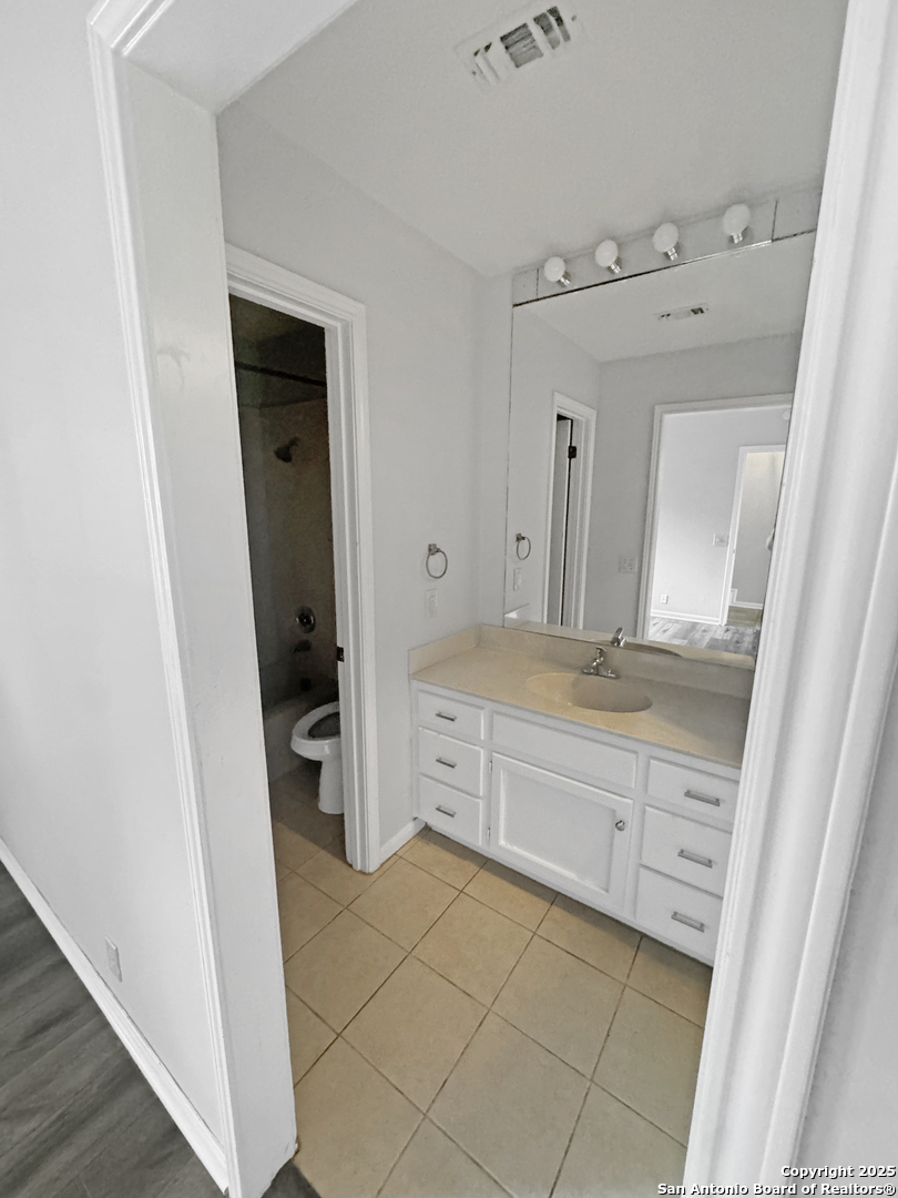 210 CIRCLE ST 05