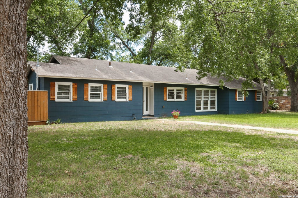 Photo of 621 E Hackberry, Seguin, TX 78155 (MLS # 2024994)
