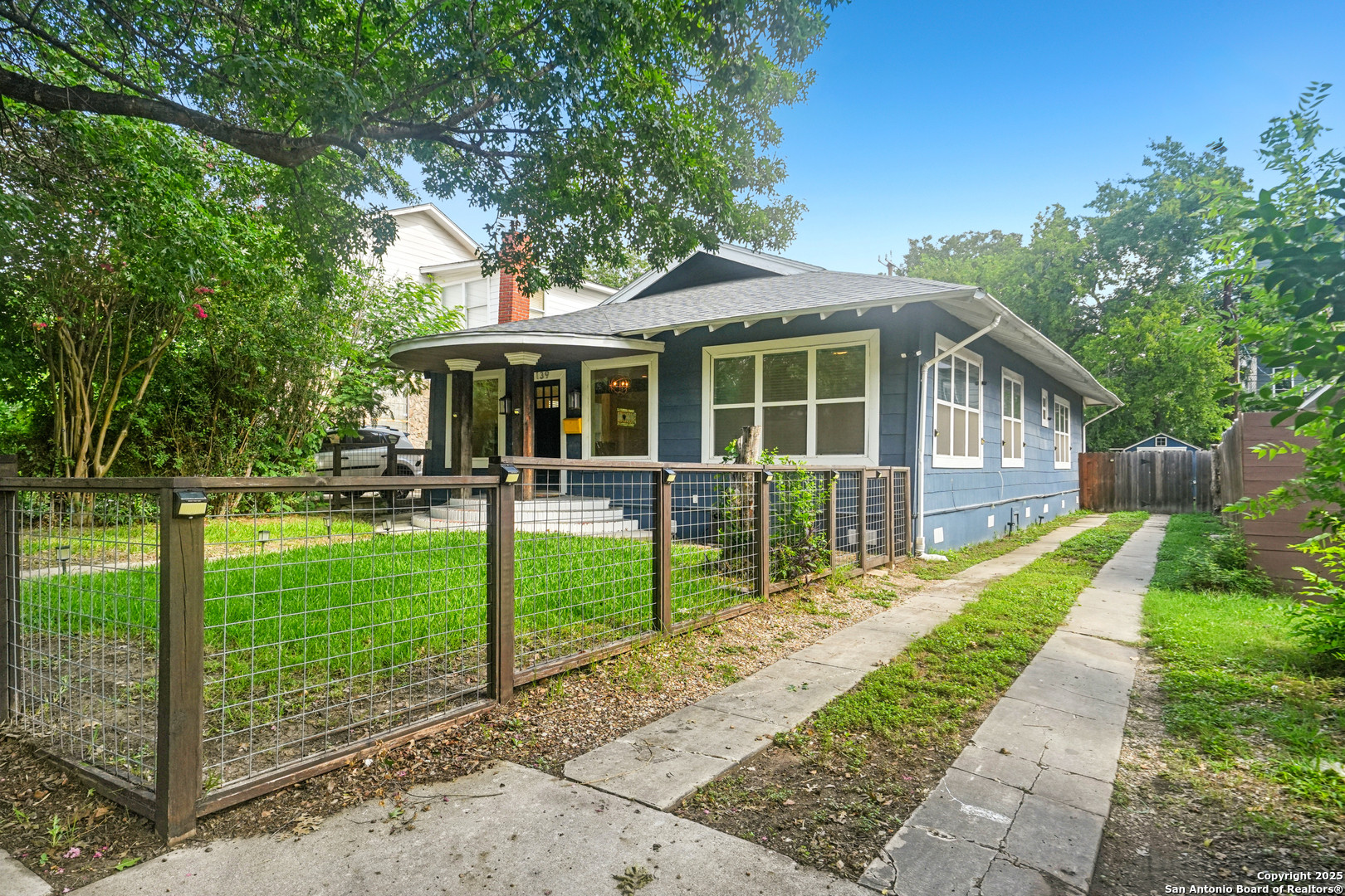 1139 W Russell Pl