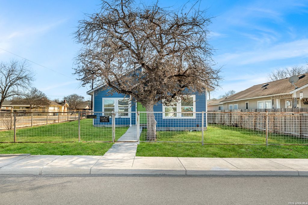 Photo of 3402 W Salinas St, San Antonio, TX 78207 (MLS # 1939938)