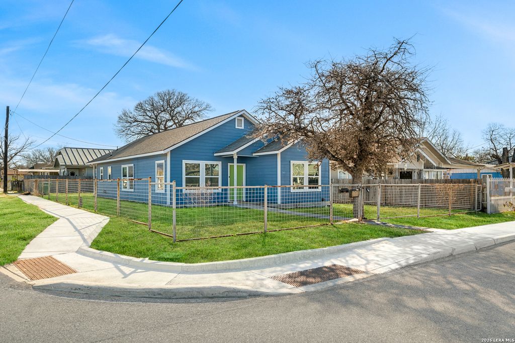 Photo of 3402 W Salinas St, San Antonio, TX 78207 (MLS # 1939938)