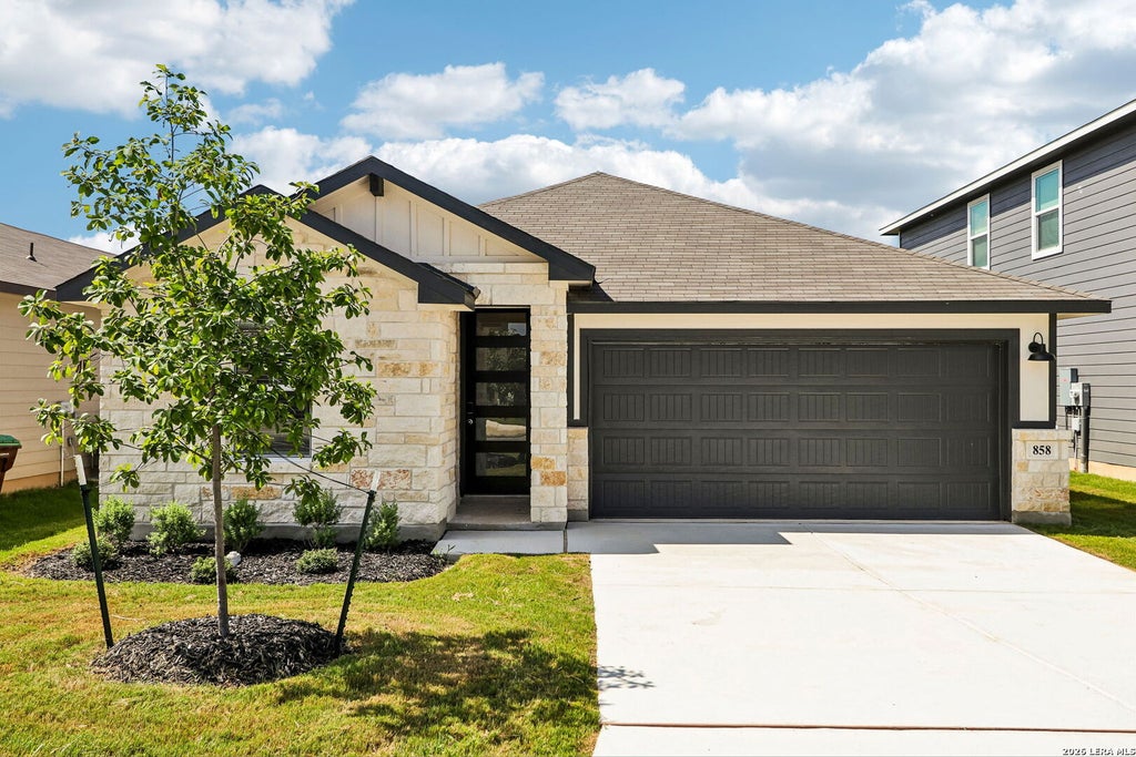 Photo of 858 Shatterhand Blvd, San Antonio, TX 78260 (MLS # 1951746)