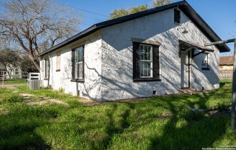 A home in Floresville